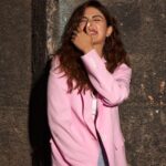 Rhea Chakraborty Instagram – Pink, it’s like red but not quite
And I think everything is going to be alright ..
#aerosmith 

#rhenew 

Styling : @theanisha 
Makeup : @makeupbyrishabk 
Hair : @kimberlyychu 
Jacket : @fkns_by_narendrakumar 
Denims : @mashbymalvikashroff 
📸 : @kaasastudio