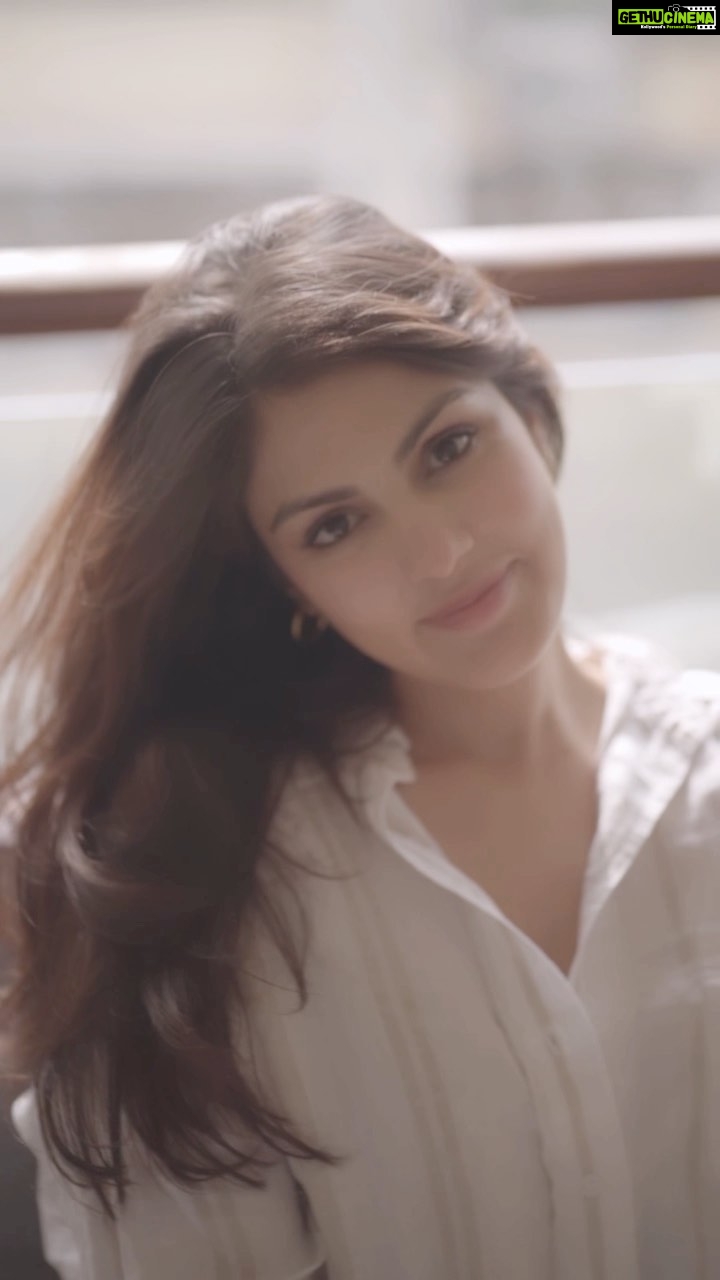 Rhea Chakraborty Instagram - जब इत्नी सी खुशी हैं,तो इतना बड़ा आँगन क्यूँ? इत्नी सी बारिश में,इतना सारा सुकून कैसे ? सदियों से दिल तो थामे,फिर भी इतना सारा इंतेज़ार क्यूँ? इत्नी सी खुशी के लिये,इत्ना बडा इम्तहान क्यूँ? गहरी साँसे तो ले लीं,फिर भी इत्ना परेशान क्यूँ? इत्नी बड़ी दुनिया में,सिर्फ़ इतना सा इन्सान क्यूँ?… - रीया चक्रबर्ती #rhenew #imapoetandnowyouknowit Shot by the incredible talent @dieppj ✨
