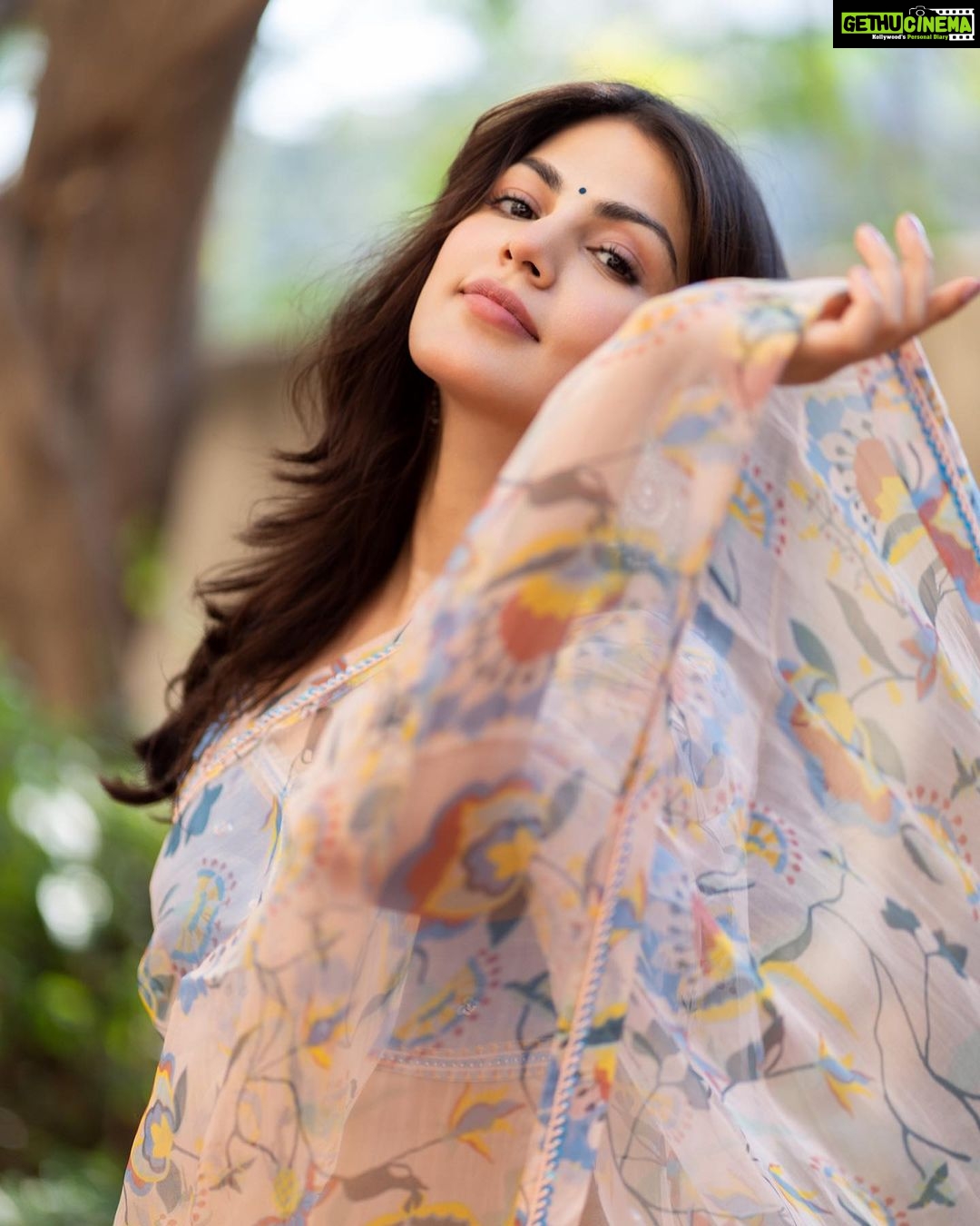 Rhea Chakraborty Instagram - Every little normal thing, gives me happiness. #sareelove #normalcyisunderrated π€ #rhenew #gratitude π Styled by - @sanamratansi Outfit- @baisegaba Earings- @neetaboochrajewellery Photography - @dieppj
