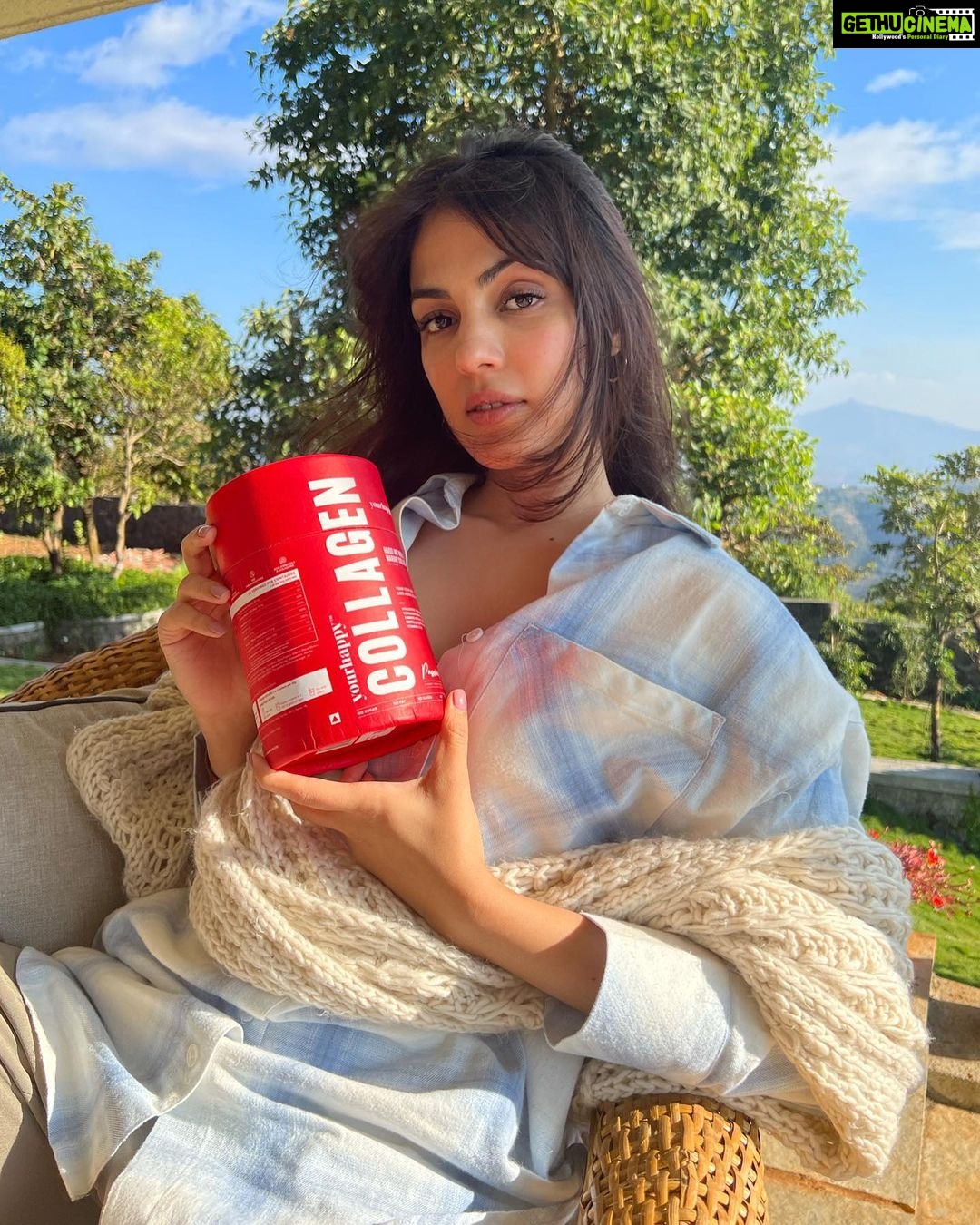 Rhea Chakraborty Instagram - Beautiful in my own skin with @yourhappylifeco collagen. #yourhappystart #yourhappylife #glowbabyglow #collagen #marinecollagen #antiaging #powder #aloevera #bambooextract #vitamine #vitaminc #healthyhair #healthyskin #healthynails #probiotic #radiantskin #healing #scars #glowingskin #skinelasticity #finelines #skintexture #healthyskin