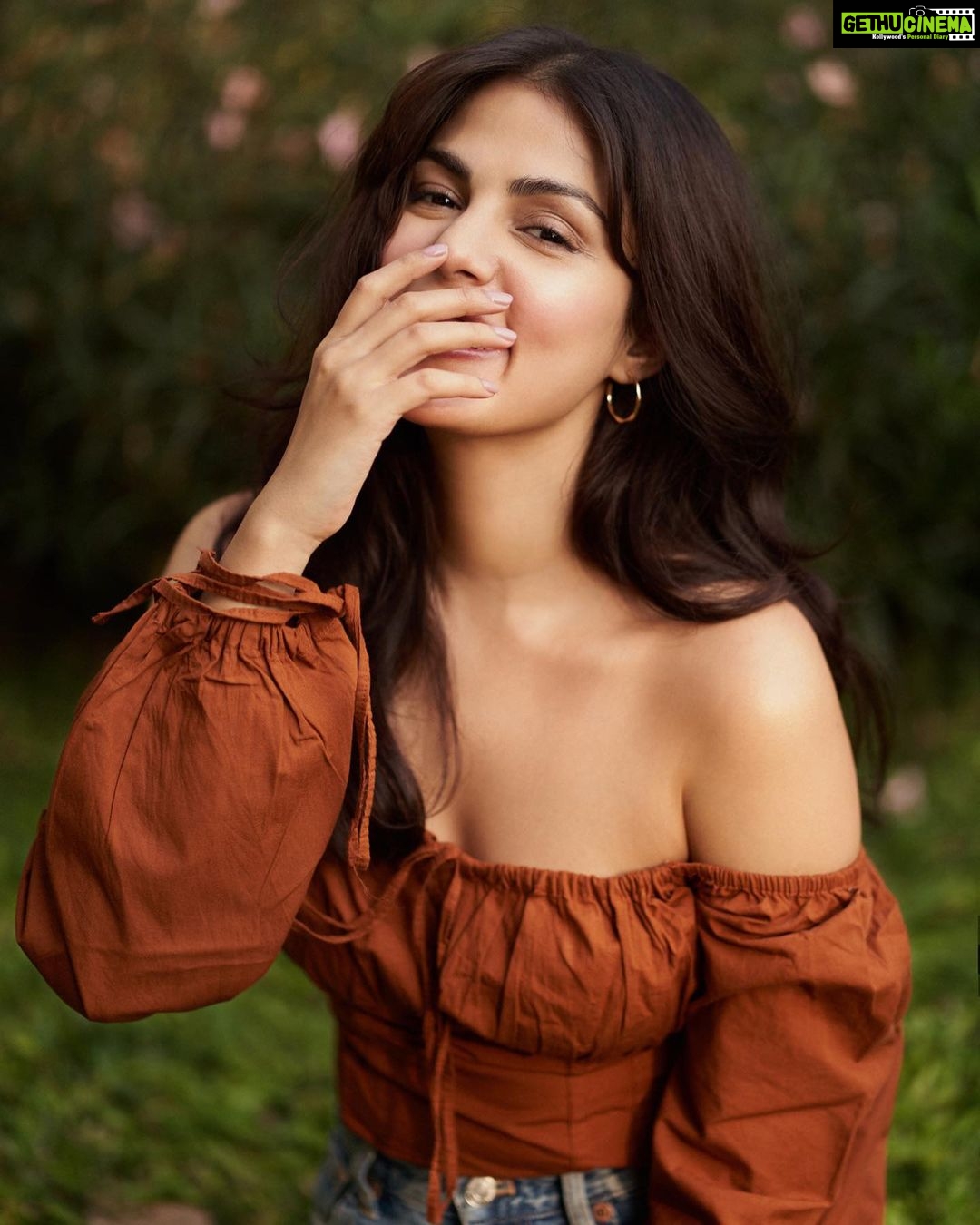 Rhea Chakraborty Instagram - You see me smiling and laughing, it’s not been easy to get here. A year full of healing, a year full of pain. But here I am, smiling and looking at you 2021-because indeed what doesn’t break you makes you stronger..! Have a wonderful New Year’s Eve with your loved ones, may 2022 be kind to all of us. Love and light ✨ #rhenew 📸- @dieppj