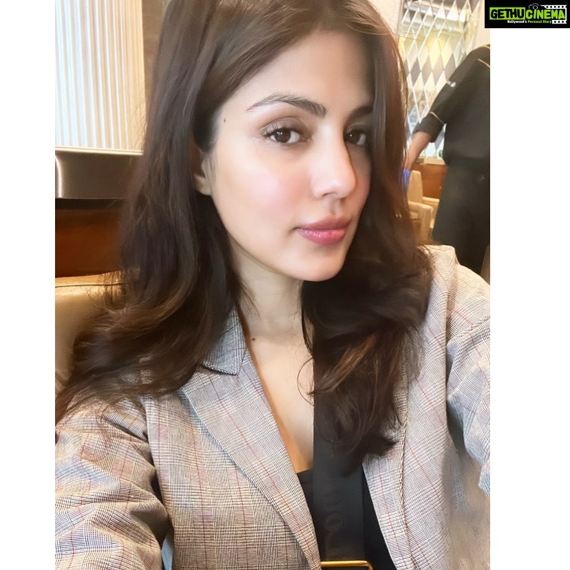 Rhea Chakraborty Instagram - Took a selfie after ages , felt normal 😌 ! Selfie skills need improvement, but #practicemakesperfect 🙃 #rhenew