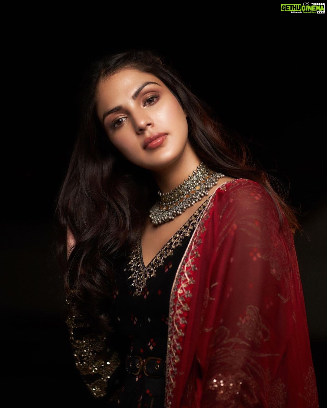Rhea Chakraborty Instagram - पल एक पल ❤️ ✨Outfit - @pallavijaipur Jewellery- @neetaboochrajewellery @ascend.rohank Styled by - @stylebyami assisted by @ruchstarv Glam by - @aafreenmakeupandhair Photography - @dieppj ✨