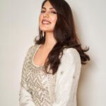 Rhea Chakraborty Instagram - Love and light 🤍✨ #rhenew Outfit : @kalkifashion Jewellery: @anayah_jewellery Styled by : @janviturakiamalik Photography: @dieppj ✨