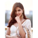 Rhea Chakraborty Instagram – ✨Happy Diwali to all of you and your families ✨
May God bless us all with love and light 
🪔🌈💗✨🙏

Outfit – @sukritiandaakritiofficial 
Earrings – @sachdeva.ritika 
Makeup – @themakeupmaven__ 
Photography – @dieppj
