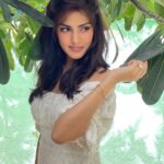 Rhea Chakraborty Instagram – In the now 🦋

#theshootlife  #rheality #behindthescenes 

Makeup and hair by my fav @shaanmu 💗