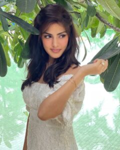 Rhea Chakraborty Instagram - In the now 🦋

#theshootlife  #rheality #behindthescenes 

Makeup and hair by my fav @shaanmu 💗