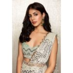 Rhea Chakraborty Instagram – ठहराव 🌼

#stay #rheality 

Outfit – @labeld 
Jewellery- @azotiique 
📸 – @shareefnandyala