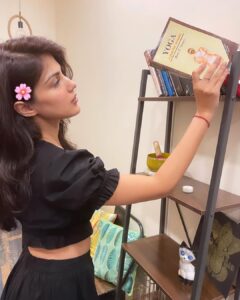 Rhea Chakraborty Instagram - Yoga >Books > =< a yoga book !✨🌸
#booksbooksandmorebooks 📚