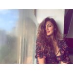 Rhea Chakraborty Instagram – ᔕᗰIᒪEᔕ OᐯEᖇ ᖴᖇOᗯᑎᔕ 
#rheality 🌼