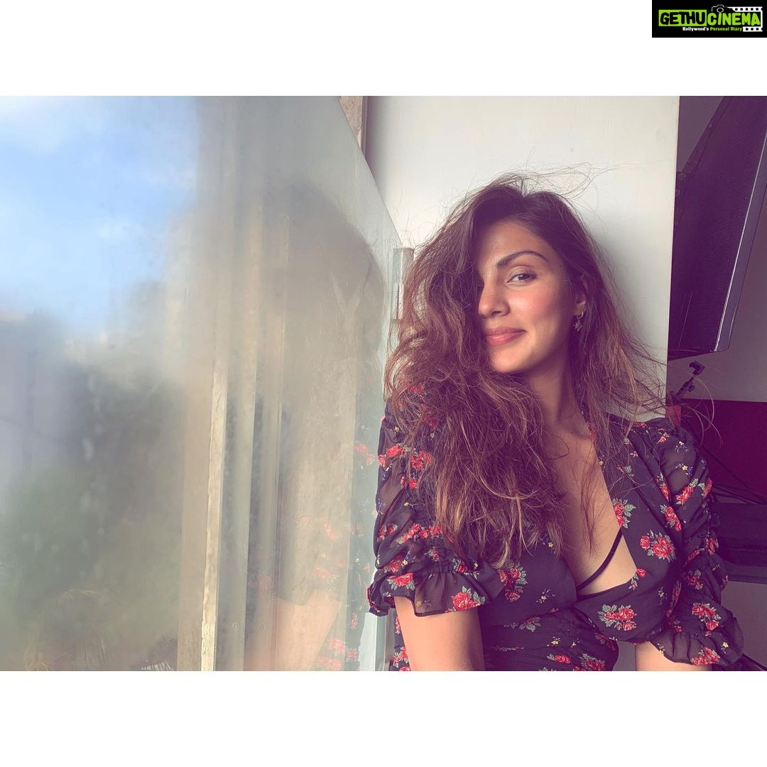 Rhea Chakraborty Instagram - ᔕᗰIᒪEᔕ OᐯEᖇ ᖴᖇOᗯᑎᔕ #rheality 🌼
