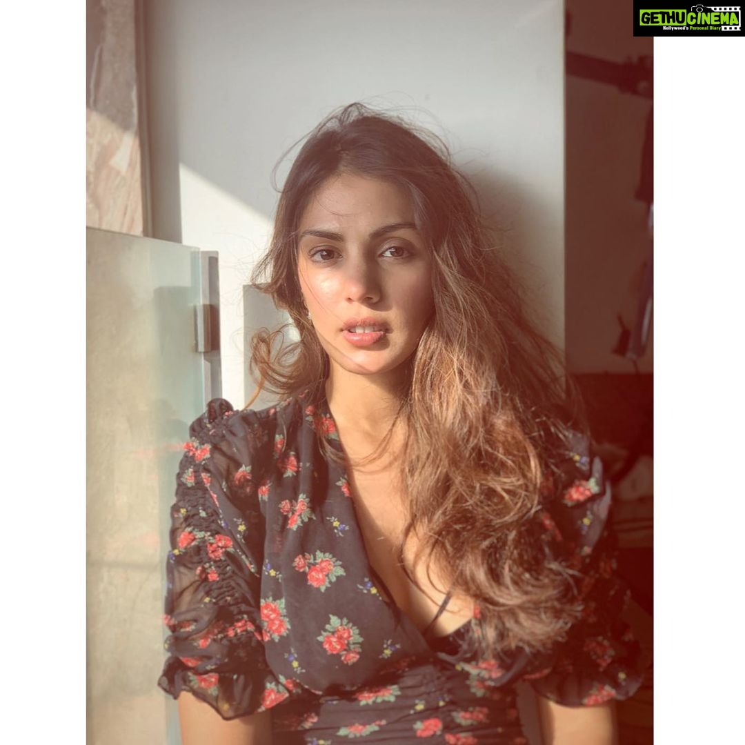 Rhea Chakraborty Instagram - ᗪEᑭTᕼ OᐯEᖇ ᗪIᔕTᗩᑎᑕE #rheality 🌼