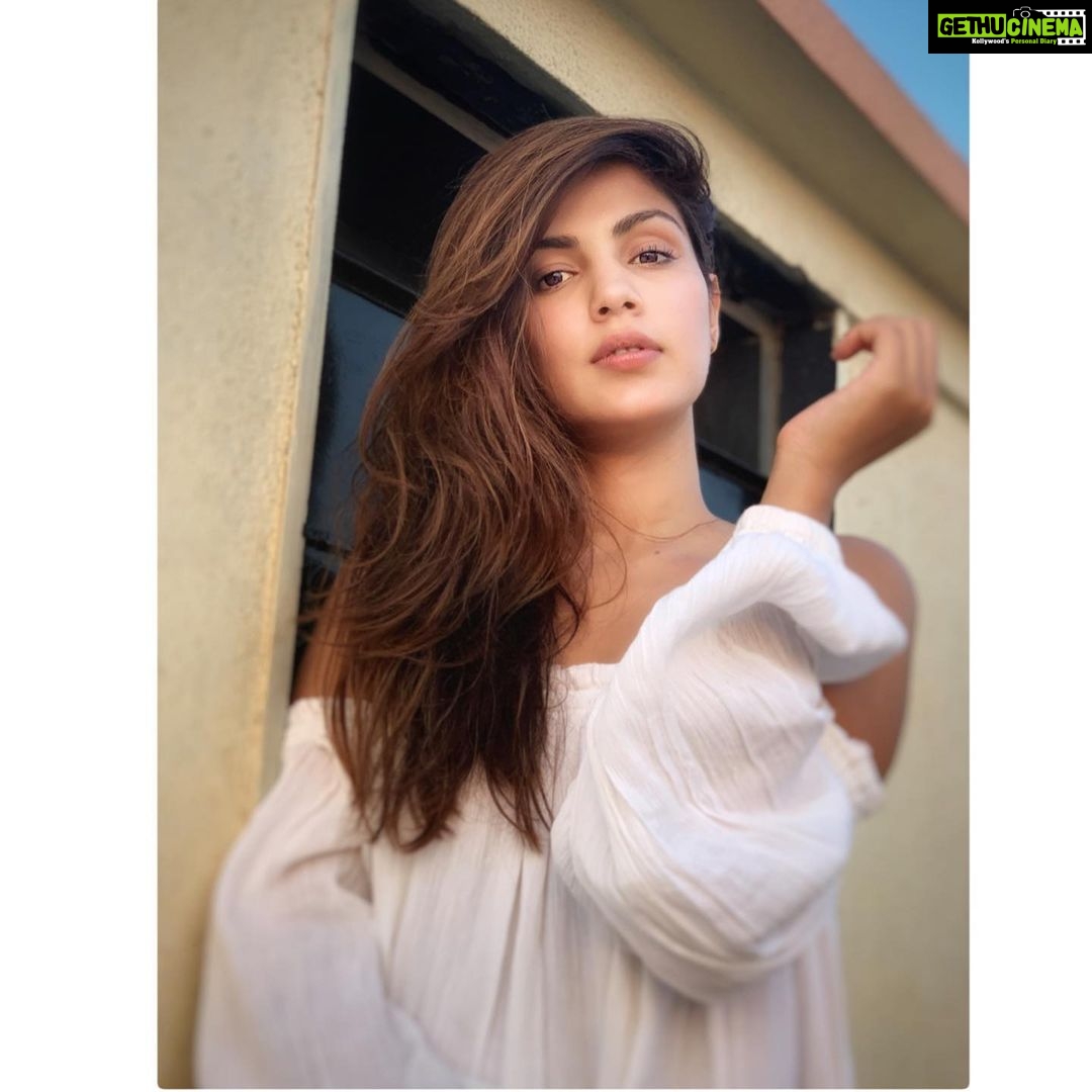 Rhea Chakraborty Instagram - Words are flowing out🌸 Like endless rain into a paper cup🌸 They slither while they pass🌸 They slip away across the universe🌸 Pools of sorrow, waves of joy🌸 Are drifting through my opened mind Possessing and caressing me..... 🌸 #jaigurudevaom 🌸 #acrosstheuniverse #beatles #rheality #music #musicforlife 🌸 📸 - @siddharth_pithani