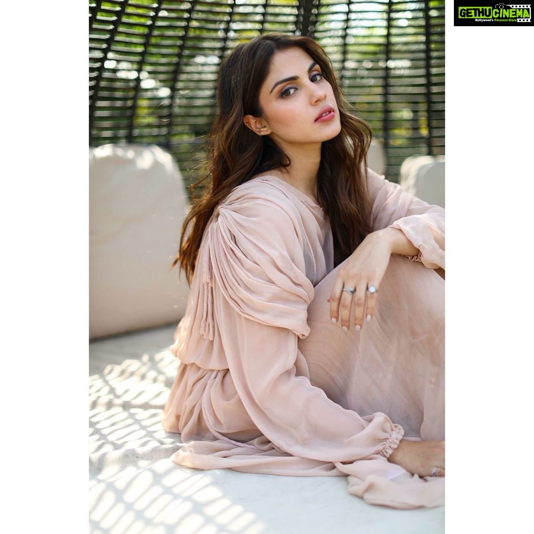 Rhea Chakraborty Instagram - The wind still blows , and the mind still wanders , the planet still spins around lazily just like before .. What about me ? Well , the poet still ponders #rheality #newnormal 🌸