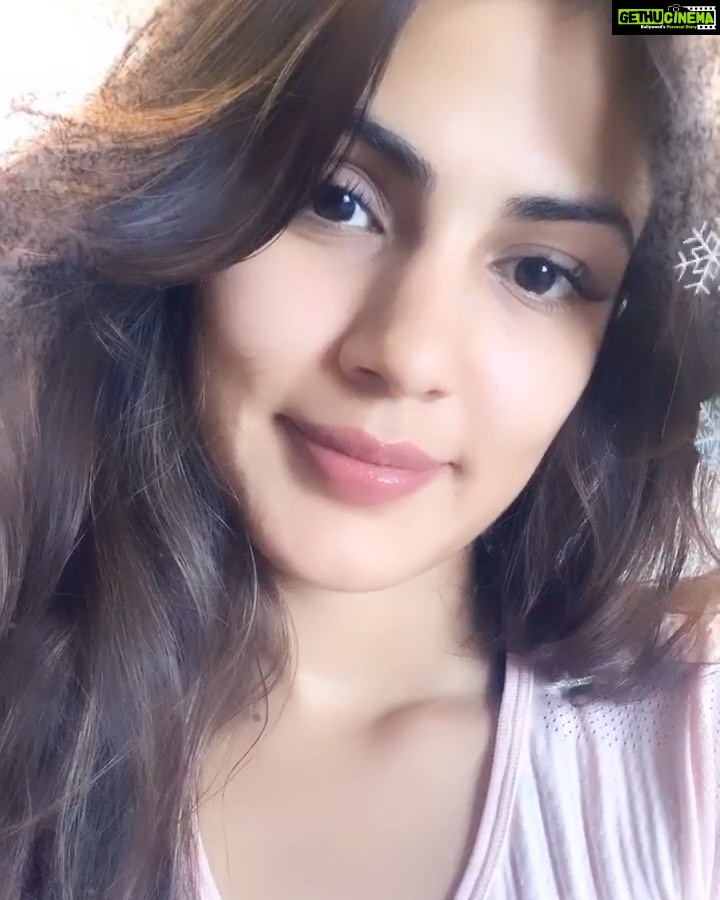 Rhea Chakraborty Instagram - In times like these please don’t forget to smile ! 🌈 Take the right precautions to prevent #covıd19 ! Don’t forget to wash your hands and #selfquarantine ! #rheality