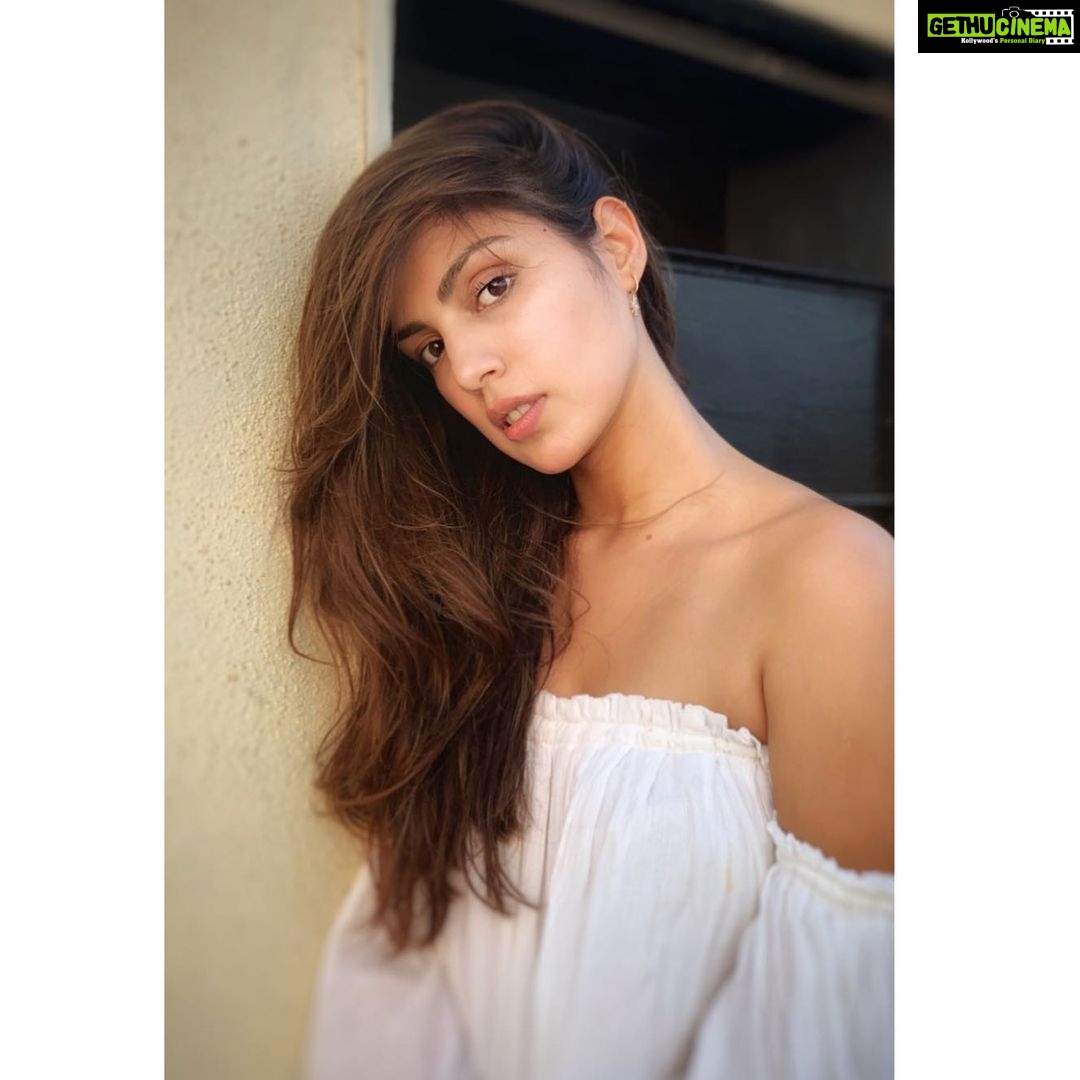 Rhea Chakraborty Instagram - Words are flowing out🌸 Like endless rain into a paper cup🌸 They slither while they pass🌸 They slip away across the universe🌸 Pools of sorrow, waves of joy🌸 Are drifting through my opened mind Possessing and caressing me..... 🌸 #jaigurudevaom 🌸 #acrosstheuniverse #beatles #rheality #music #musicforlife 🌸 📸 - @siddharth_pithani
