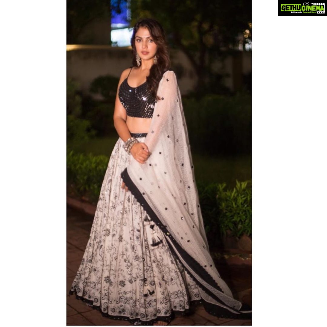 Rhea Chakraborty Instagram - सीधी साधी जलेबी #rheality #styledby - @sanamratansi ( assisted by @nikhitaniranjan ) 🖤 #makeup - @themakeupmaven__ #lehengacholi - @sukritiandaakritiofficial #Jewellery - @sangeetaboochra @minerali_store Shot by - @dinesh_ahuja