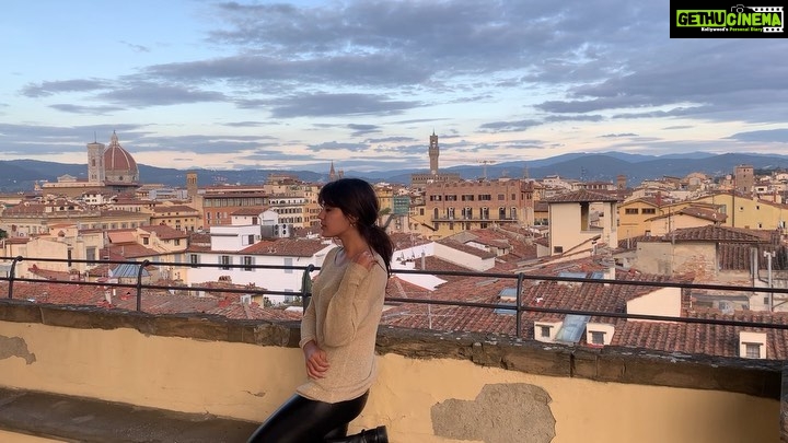 Rhea Chakraborty Instagram - No ,this is not a wallpaper #florence #rheality Shot by a very professional videographer π€ππ»ββοΈ BTS - a very candid photo session βΊοΈ