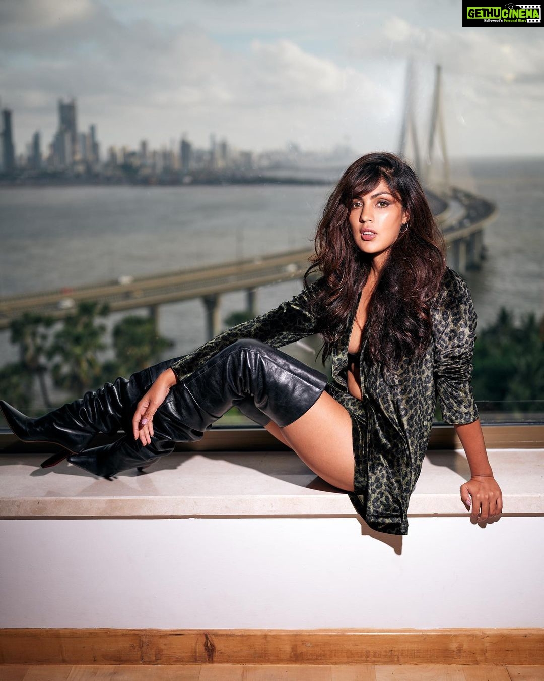 Rhea Chakraborty Instagram - Deja Vu 🌪🖤 #rheality Shot by @gauravsawn Makeup by @makeupbyriddhima Hair by @getstyledbynik Styled by @khyatibusa Outfit - @labeld