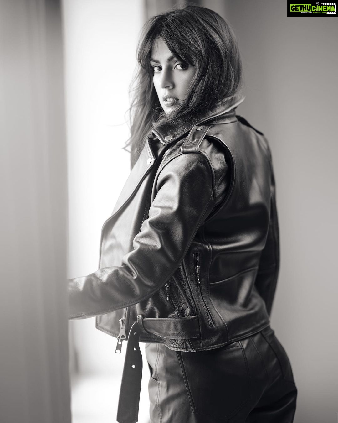 Rhea Chakraborty Instagram - It don’t matter if you’re black or white ! Be any colour , be any kind , just be kind ! 🖤 #kindnessmatters #rheality Shot by @gauravsawn Styled by @khyatibusa Hair @getstyledbynik Makeup @makeupbyriddhima