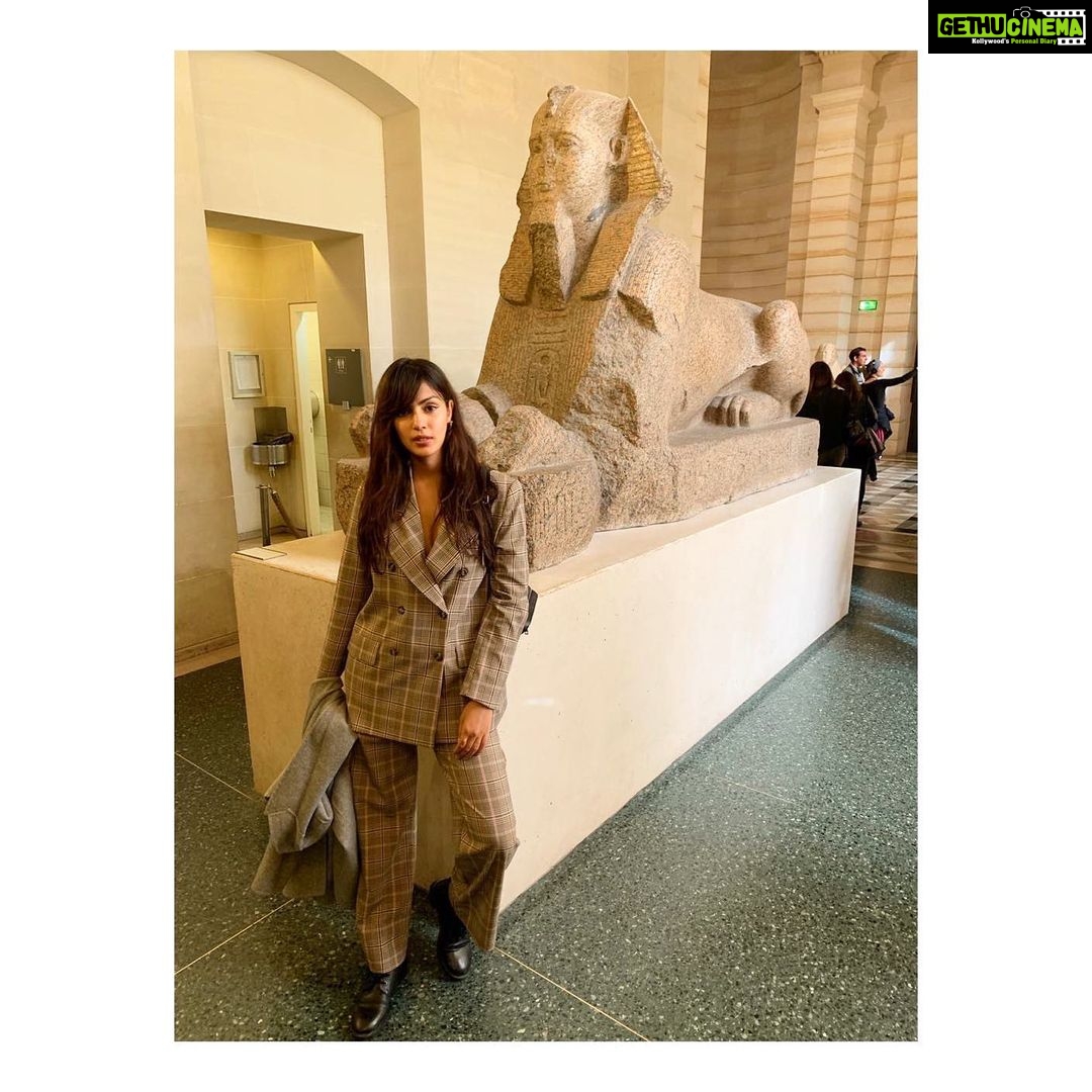 Rhea Chakraborty Instagram - At the #Louvre #Paris , Had the pleasure of meeting this beauty #sphinx and now my mind with all this qualities - curiosity being the top , races round and round like a galloping horse 🐎, looking for the answers of the questions the cat asked me 😯 #awestruck #rheality