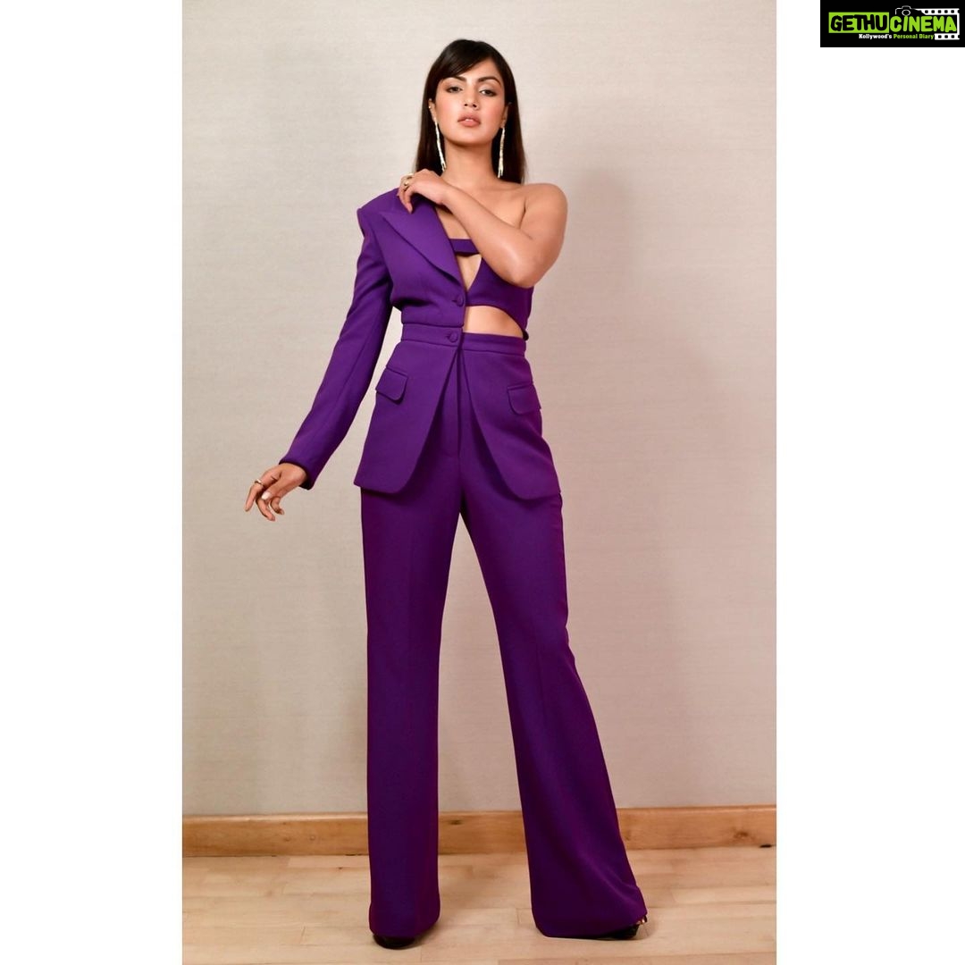Rhea Chakraborty Instagram - ๐ Bonjour Chรฉrie ๐ #rheality #voguebeautyawards2019 Styled by my best @sanamratansi ๐( assisted by @nikhitaniranjan ) Outfit @naumanpiyarji โ๏ธ Jewellery @studio.metallurgy @minerali_store Makeup&hair- @tush_91 ๐ธ - @shivam_maini_