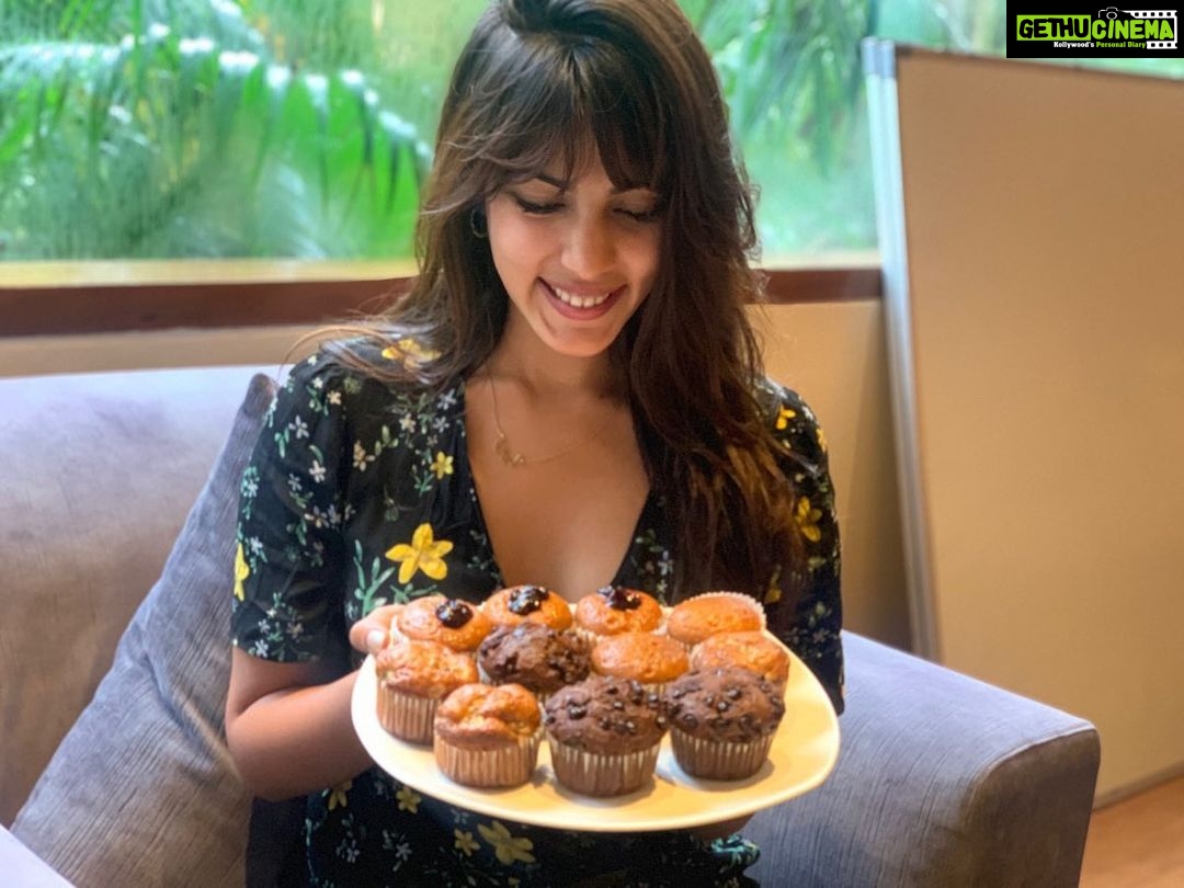 Rhea Chakraborty Instagram - A Muffin a day keeps boredom away ! #rheality #cupcakes #happiness #weekend #calorific 📸 - @jameela_c