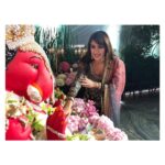 Rhea Chakraborty Instagram – गणपति बप्पा मोर्या ! 
vakratunda mahaakaayam suryakoti samaprabha |
nirvighnam kurumedeva sarva kaaryeshu sarvadaa || Thank you @the.stoic  for capturing this beautiful moment with #gannu and me #rheality