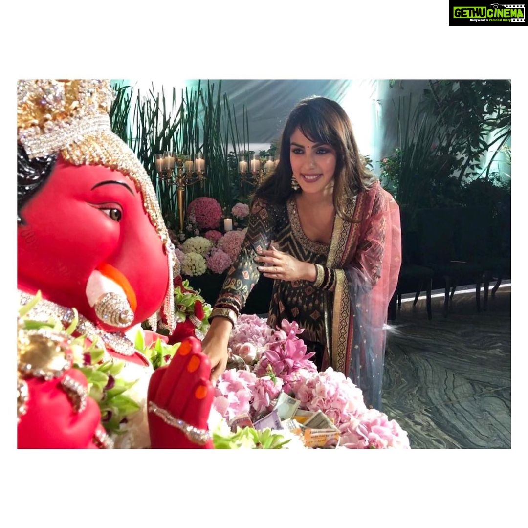 Rhea Chakraborty Instagram - गणपति बप्पा मोर्या ! vakratunda mahaakaayam suryakoti samaprabha | nirvighnam kurumedeva sarva kaaryeshu sarvadaa || Thank you @the.stoic for capturing this beautiful moment with #gannu and me #rheality