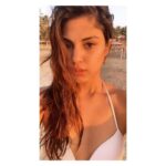 Rhea Chakraborty Instagram - वो बंदिश ही कैसी , जिसमें मैं आवारा नहीं , लेकिन वो समुंदर ही क्या जिसका किनारा नहीं । #imapoetandnowyouknowit #rheality 🌈🌤🌸