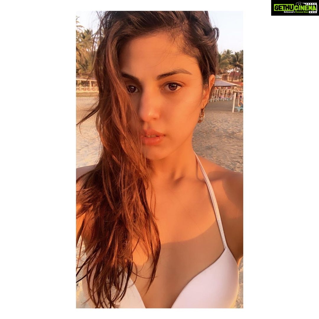 Rhea Chakraborty Instagram - वो बंदिश ही कैसी , जिसमें मैं आवारा नहीं , लेकिन वो समुंदर ही क्या जिसका किनारा नहीं । #imapoetandnowyouknowit #rheality 🌈🌤🌸