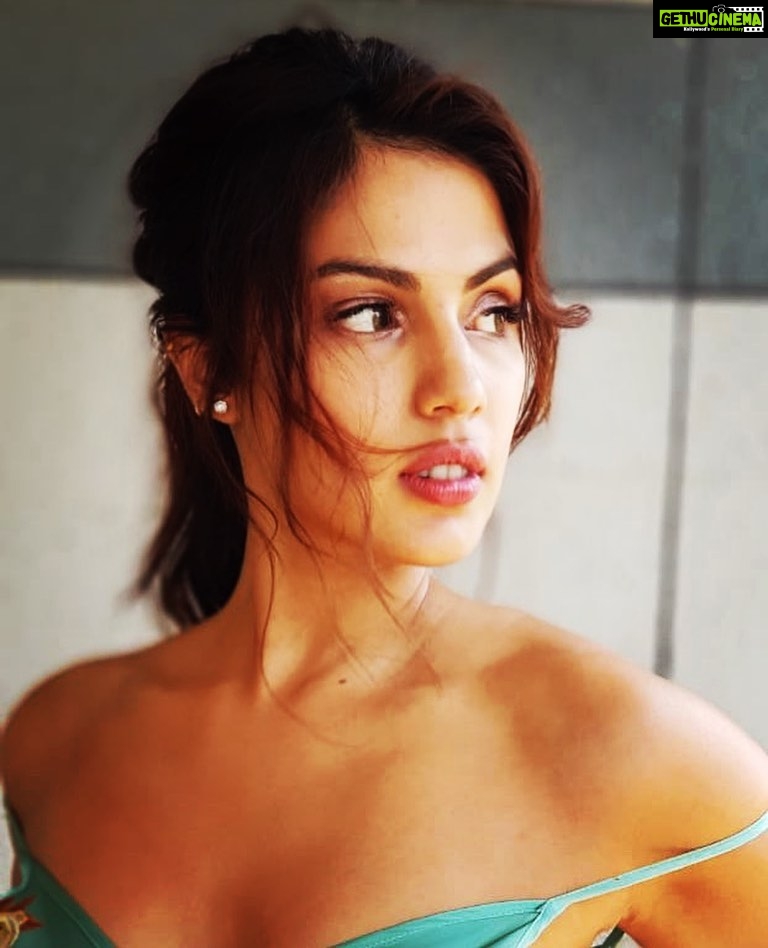 Rhea Chakraborty Instagram - A dream in a moment ,or a moment in a dream ; Love is just the colour of water flowing in a stream.. - Anonymous ( always wanted to be anonymous “the poet “ 😉) #rheality #imapoetandnowyouknowit