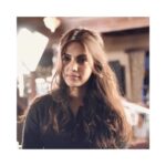 Rhea Chakraborty Instagram - चेहरे बहुत देखे मगर आज देखा अपना चेहरा, आँखों में सवाल बहुत से, ज़हन पे सोच का पहरा। - Rumi Jaffrey Here’s my look from #Chehre @amitabhbachchan @therealemraan #RumiJaffery @anandpandit @annukapoor @kriti.kharbanda @siddhanthkapoor @raghubir_y @anandpanditmotionpictures #SaraswatiFilms #Chehre #APMP