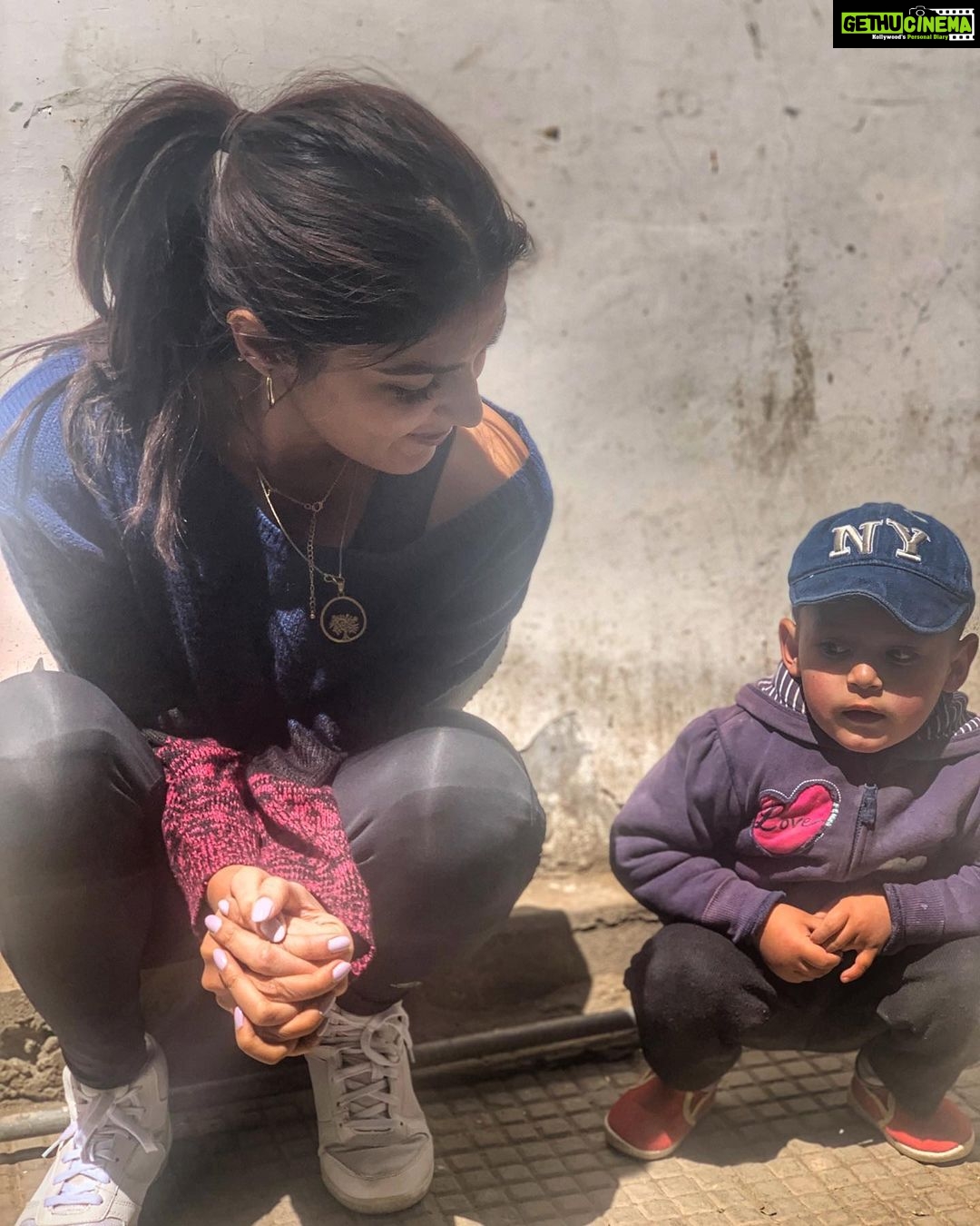 Rhea Chakraborty Instagram - Never judge a human (especially a human baby ) by his/her sitting posture . #casualconversations with a new friend #rheality #incredibleindia 🌈🦋🙏
