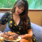 Rhea Chakraborty Instagram - A Muffin a day keeps boredom away ! #rheality #cupcakes #happiness #weekend #calorific 📸 - @jameela_c