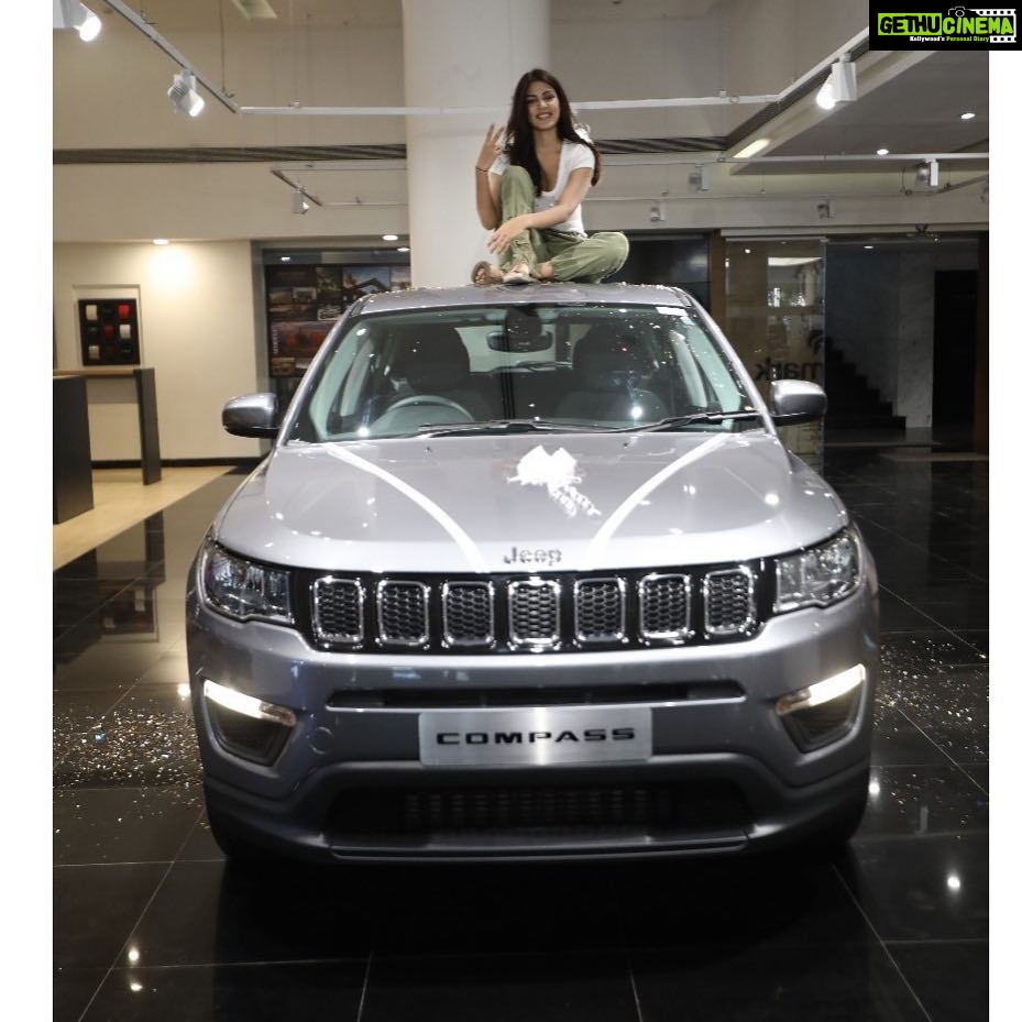 Rhea Chakraborty Instagram - Do’s - Get yourself a fancy @jeepindia car , go for a drive , listen to music , feel the wind in your hair ... Don’t’s - please don’t try sitting where I am , while doing all the above #jeeplife #rheality