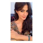 Rhea Chakraborty Instagram - लड़की - सुन्दर,सुशील,ख़तरनाक, दुनिया से पंगे लेने वाली ! बचके रहना #rheality