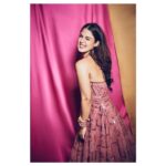 Rhea Chakraborty Instagram - #filmfareawards2019 Outfit - @ohailakhanofficial Makeup- @tejasshahmakeup. Styled by - @sanamratansi @style.cell ( assisted by @nikhitaniranjan ) 📸 - @yash_v_bhadauria