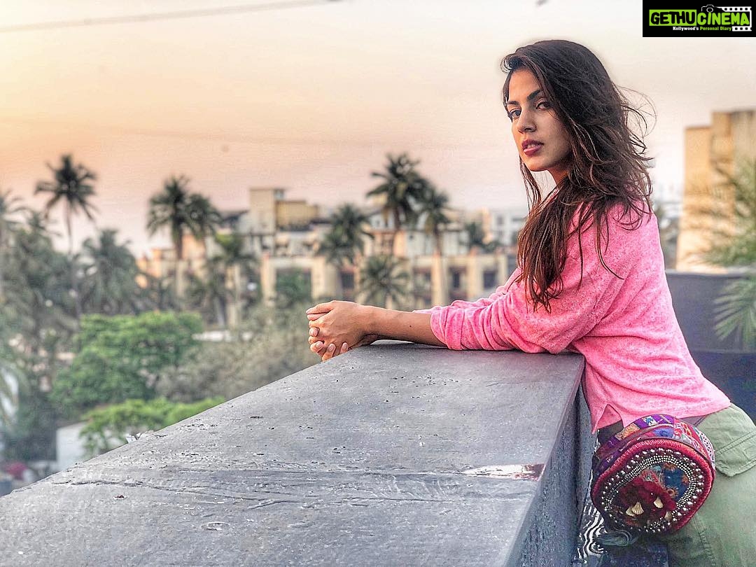 Rhea Chakraborty Instagram - And the poet ponders ... #rheality 📸 - @stoic Bag - @vipulshahbags