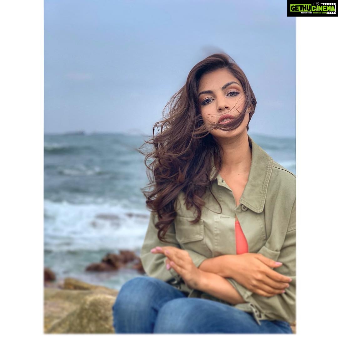 Rhea Chakraborty Instagram - SUNDAZE #rheality