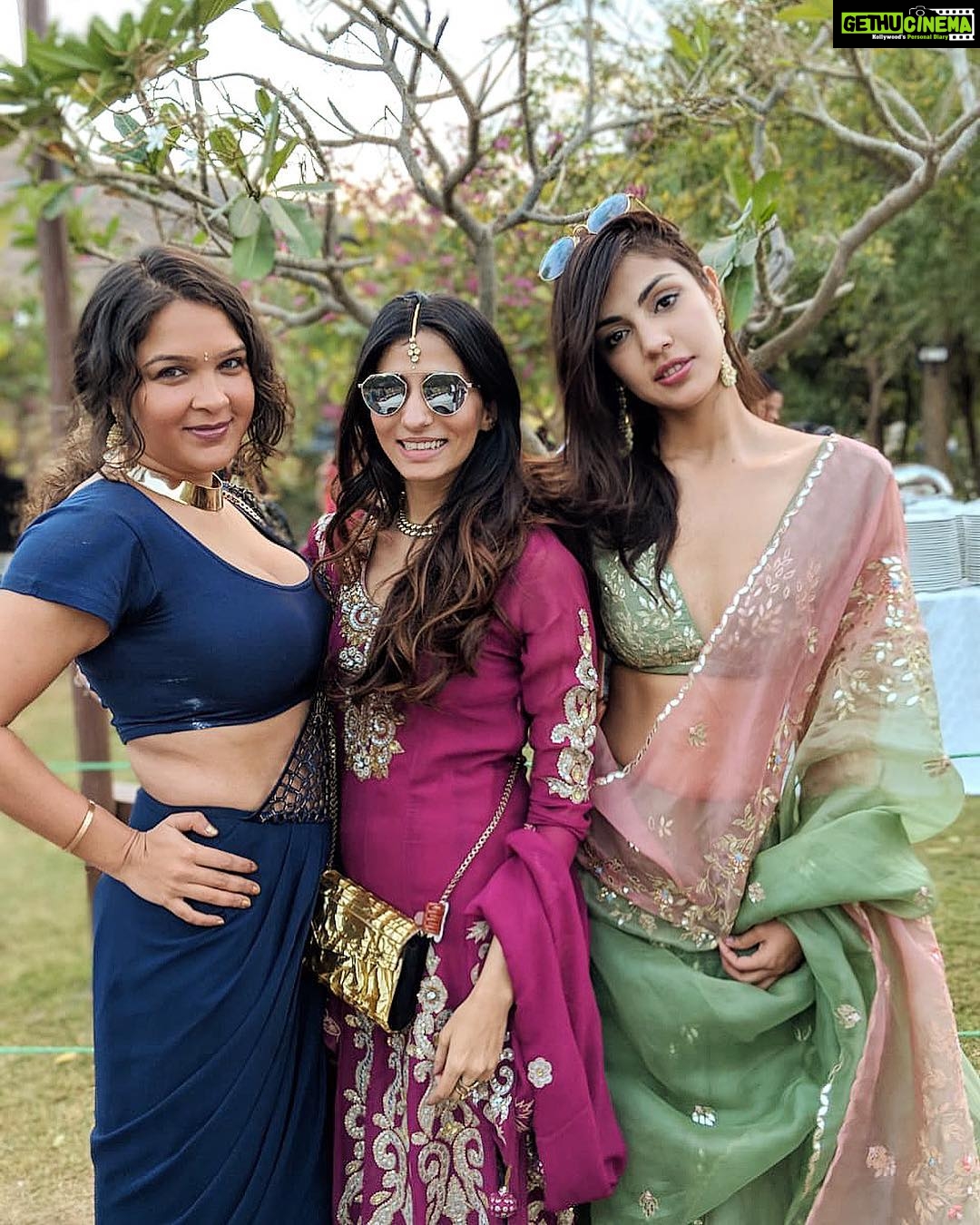 Rhea Chakraborty Instagram - Ri Ri , mini and Britney ✨✨✨