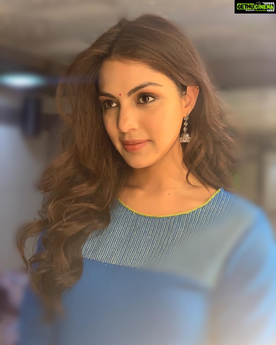 Rhea Chakraborty Instagram - Vanity Van series - हिंदुस्तानी #rheality