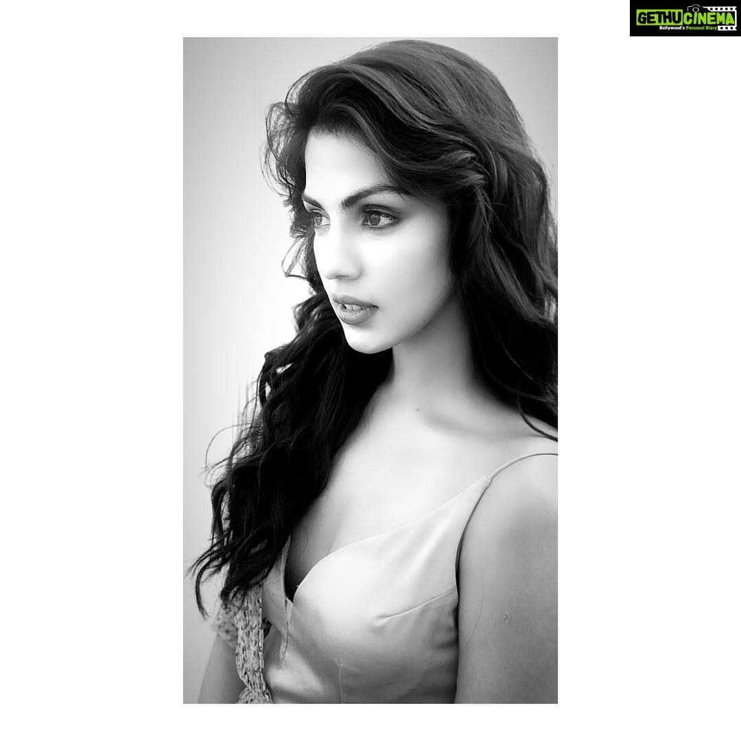 Rhea Chakraborty Instagram - Sexy Sunday #rheality Glam team - @themakeupmaven__ @shefali_hairstylist.81