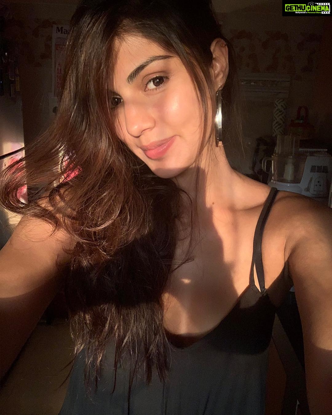 Rhea Chakraborty Instagram - #kitchenselfie 💁🏻♀️ #rheality