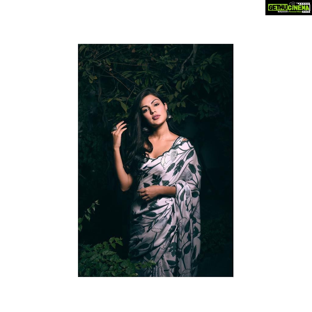 Rhea Chakraborty Instagram - ๐ฟ๐ฟ๐ฟ For #pegateachforchange ๐ฟ๐ฟ๐ฟ Styled by @sanamratansi @style.cell Saree @punitbalanaofficial jewellery @azotiique Hair @sanny8834 Makeup @lifeofmimo_ Photography @yash_v_bhadauria