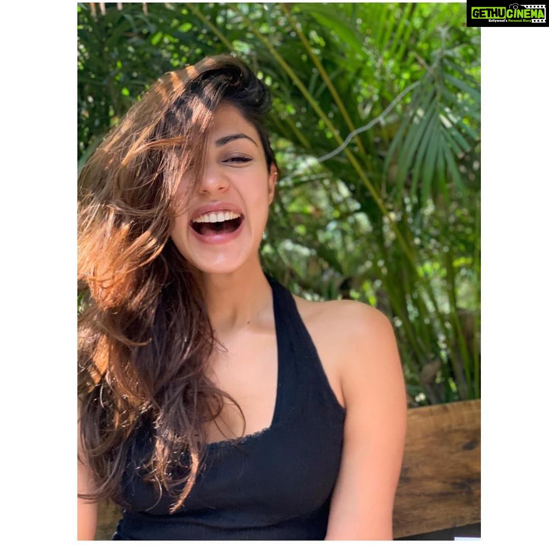 Rhea Chakraborty Instagram - When someone tells me they don’t eat carbs 🤪 #carbivore #rheality 📸 @anaayaudhas 💕