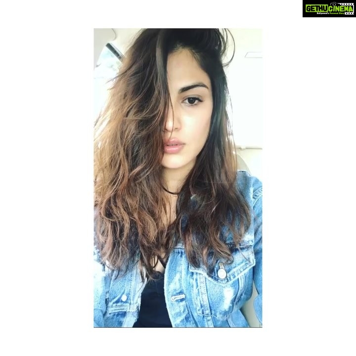 Rhea Chakraborty Instagram - #Feels Ps- excuse the singing ! #rheality Hi @shruti_modi 💥