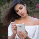 Rhea Chakraborty Instagram - The perfect season of joy, love and happiness. Thank you @SamsungIndia for adding to my joy with the all new #GalaxyNote9 in #AlpineWhite.