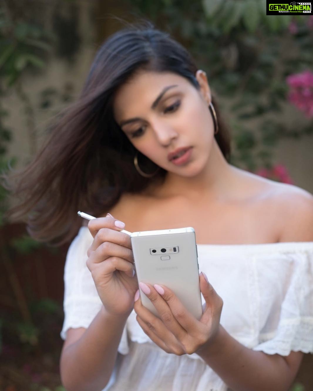 Rhea Chakraborty Instagram - The perfect season of joy, love and happiness. Thank you @SamsungIndia for adding to my joy with the all new #GalaxyNote9 in #AlpineWhite.