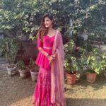 Rhea Chakraborty Instagram - Wedding season done bright 💖 Outfit - @sukritiandaakritiofficial Jewellery - @azotiique @rahejavarun